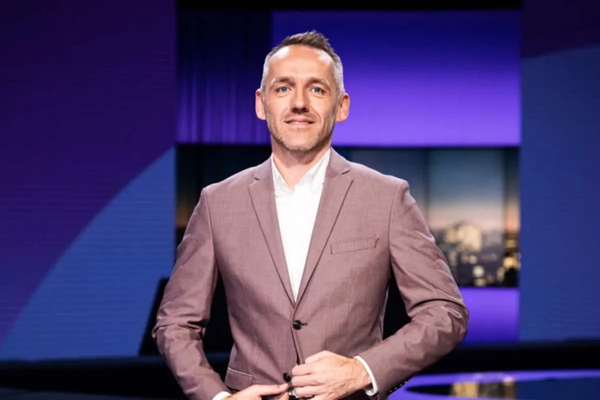 Xavier Taveirne begaat immense flater en presenteert late journaal per ongeluk met rits open