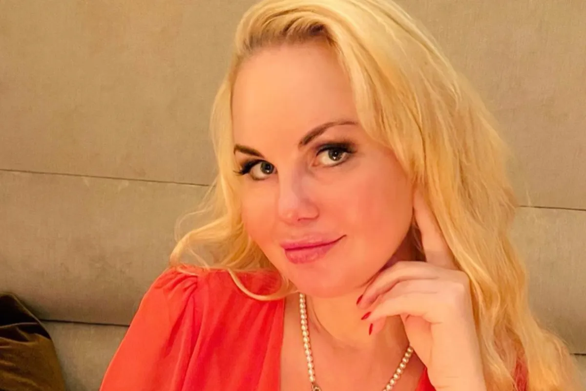 Lesley-Ann Poppe gaat met de borsten bloot: "Wat een vrouw!"