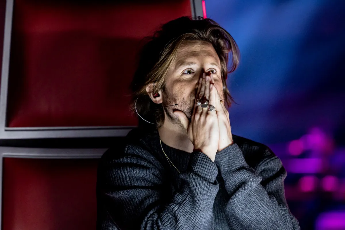 Zit Mathieu Terryn in 'The Masked Singer'? Bazart-zanger verklapt per ongeluk meer