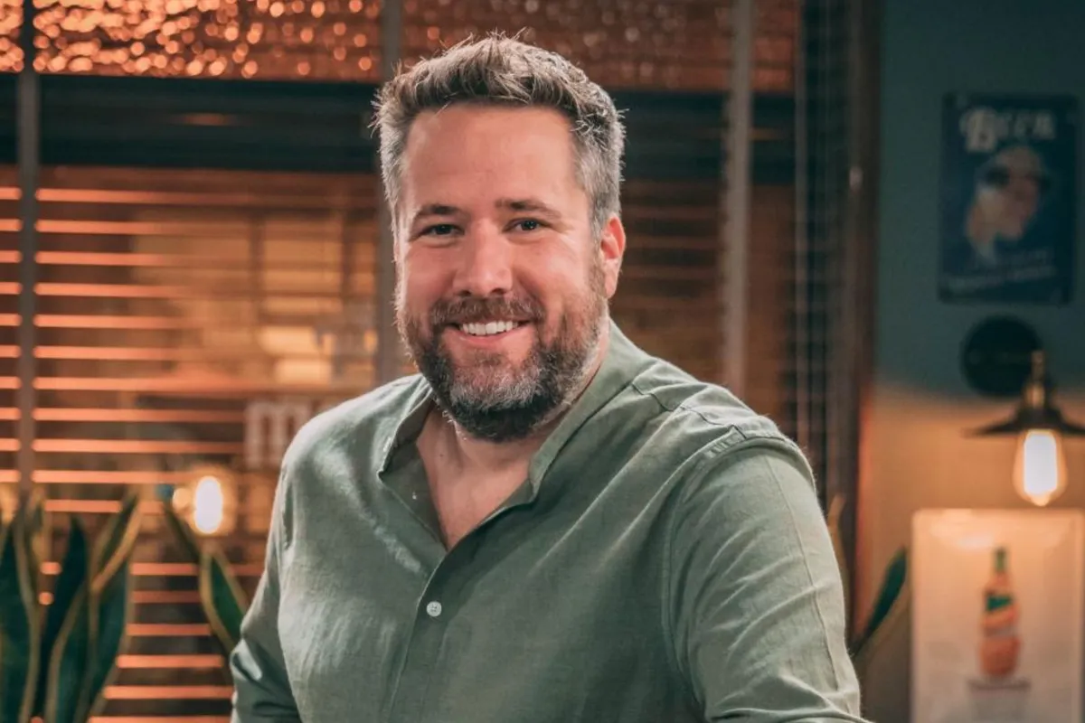 "Zo schattig!": 'Thuis'-acteur Raf Jansen overstelpt met reacties nadat hij foto met zoontje deelt