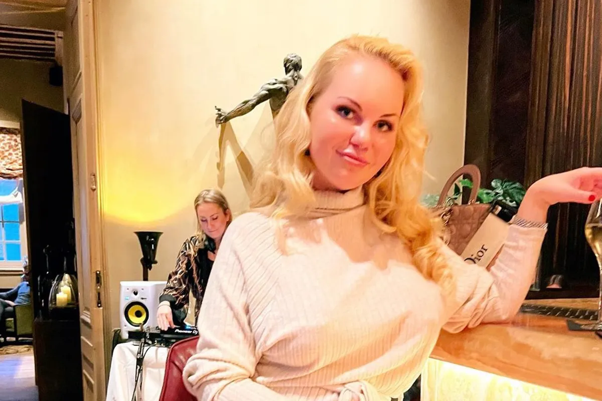 Lesley-Ann Poppe showt haar rondingen in strak sportsetje en lokt zo heel wat reacties uit