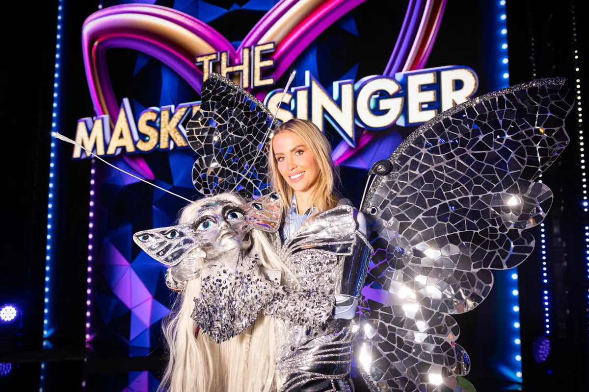 Anouk Matton uit 'The Masked Singer' poseert in minitopje waar haar borsten bijna uitfloepen: "Wow!"