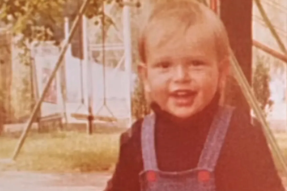 Van welke 'Familie'-acteur is deze schattige kinderfoto