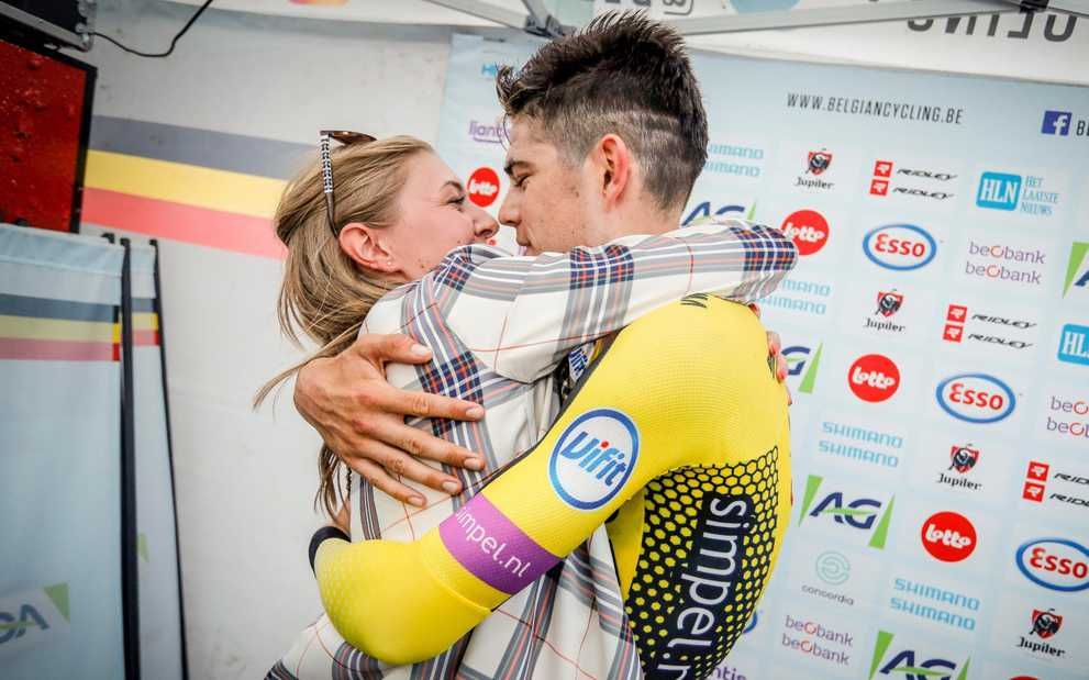 Sarah De Bie, de vrouw van Wout van Aert, toont zich in bikini