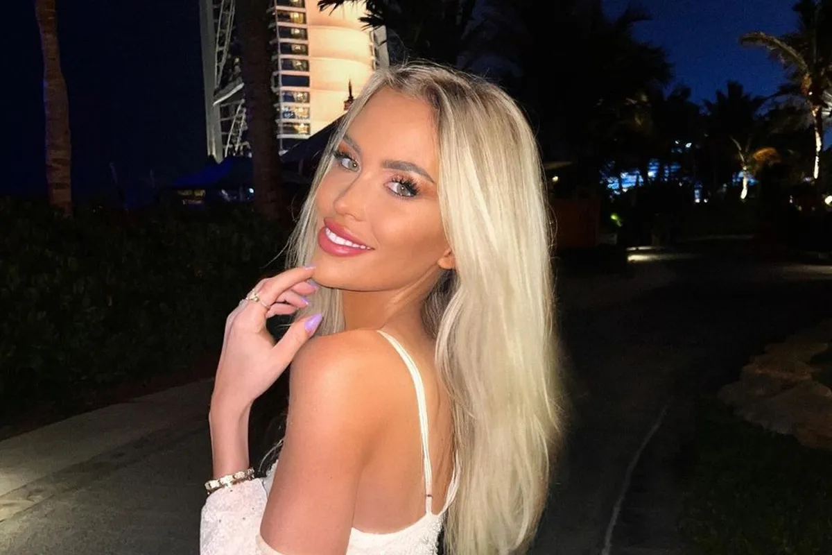 "Wow, wat een schoonheid!": Anouk Matton poseert in sexy lingerie en laat vol in haar boezem kijken