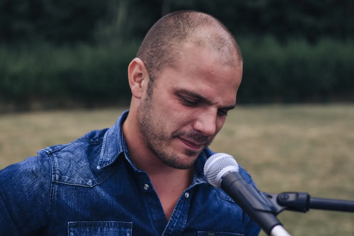 'The Voice'-winnaar Glenn Claes is papa geworden en deelt foto's van kersvers gezin: "Gelukkigste man op aarde"