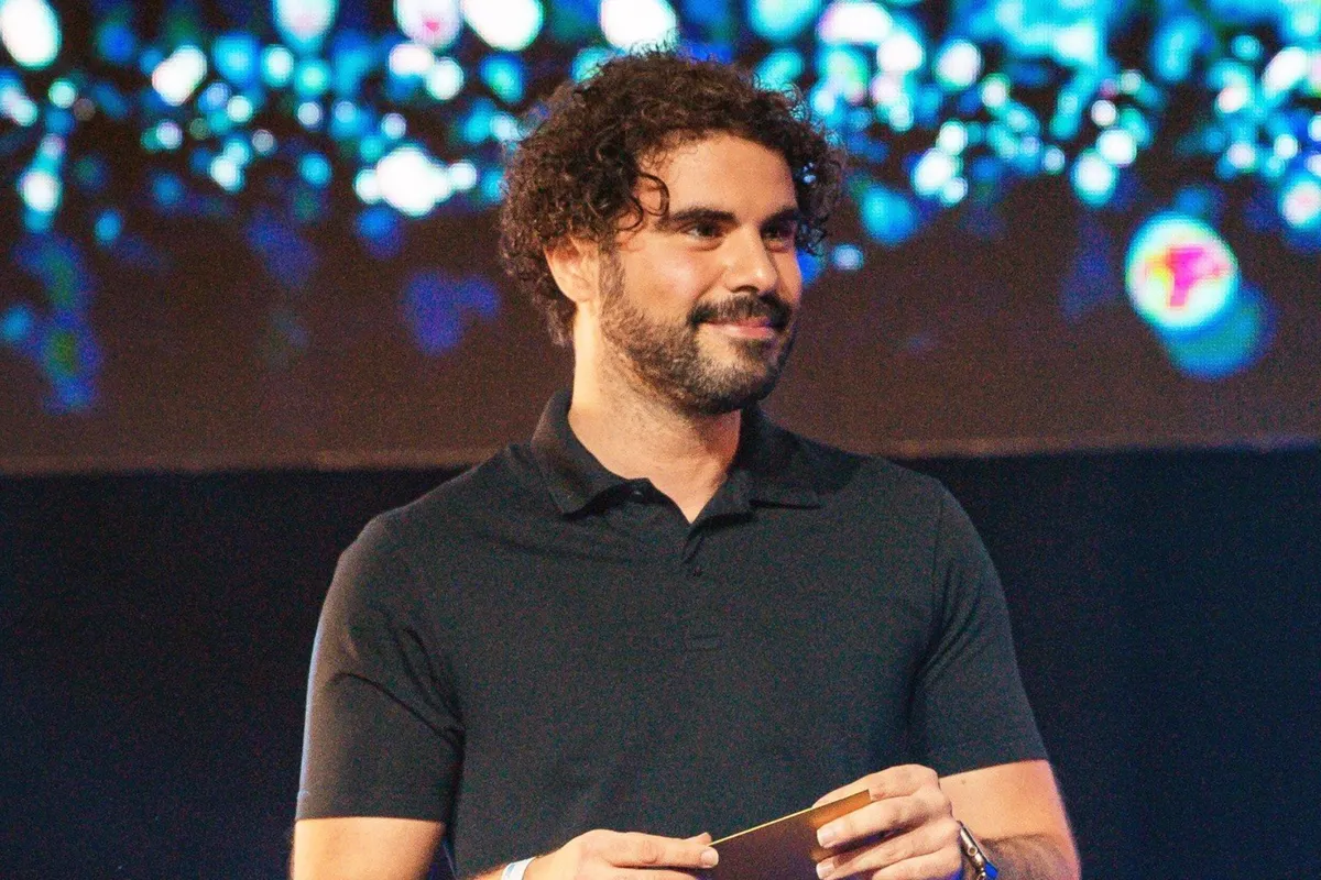 VRT-nieuwsanker Riadh Bahri (34) opgenomen in het ziekenhuis