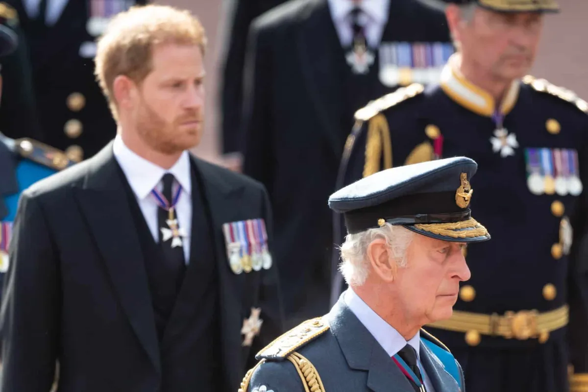 Enorm pijnlijk: Koning Charles krijgt vlak voor kroning zeer slecht nieuws te horen over zoon Harry