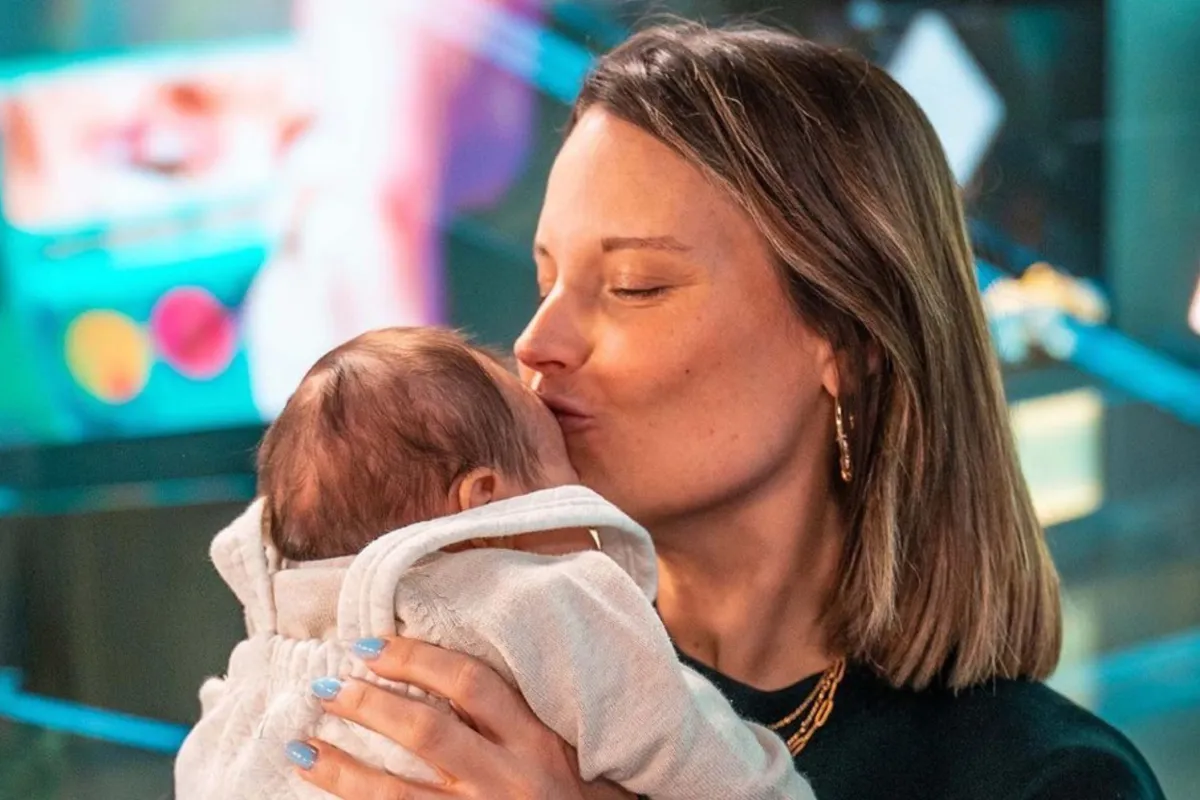 Pas bevallen Qmusic-dj Jolien Roets zit er helemaal door en deelt somber nieuws: "Hoe heftig is het"