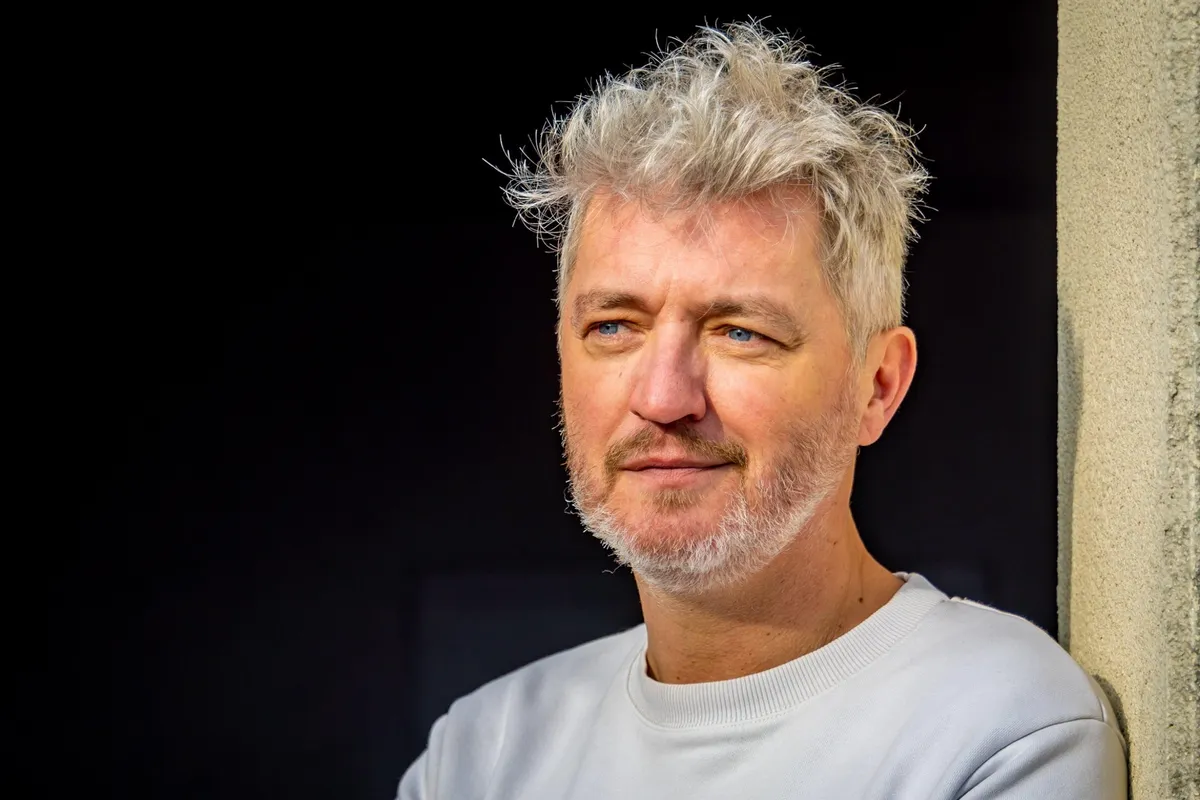 Zo zag je Kürt Rogiers nog nooit: de acteur verrast iedereen met een totaal nieuwe look