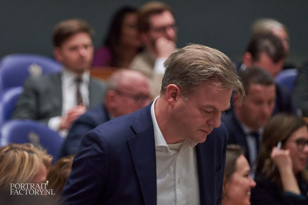 LOL! Onderhandelende partijen lopen leeg bij Telegraaf: 'Ze zijn een planbureau geworden bij VVD!'