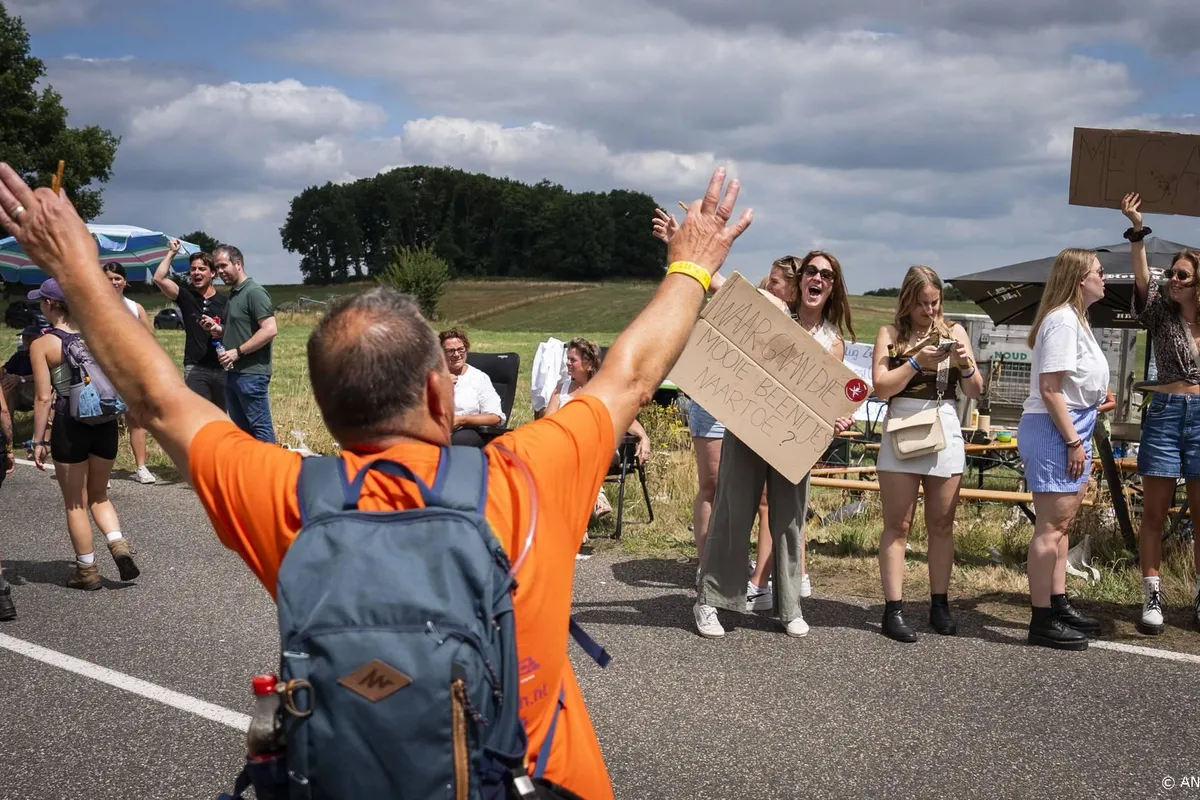 Intocht Vierdaagselopers komt op gang, paar duizend over finish