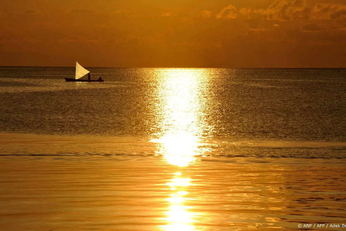 Požar na indonezijskem trajektu, potniki rešeni iz vode