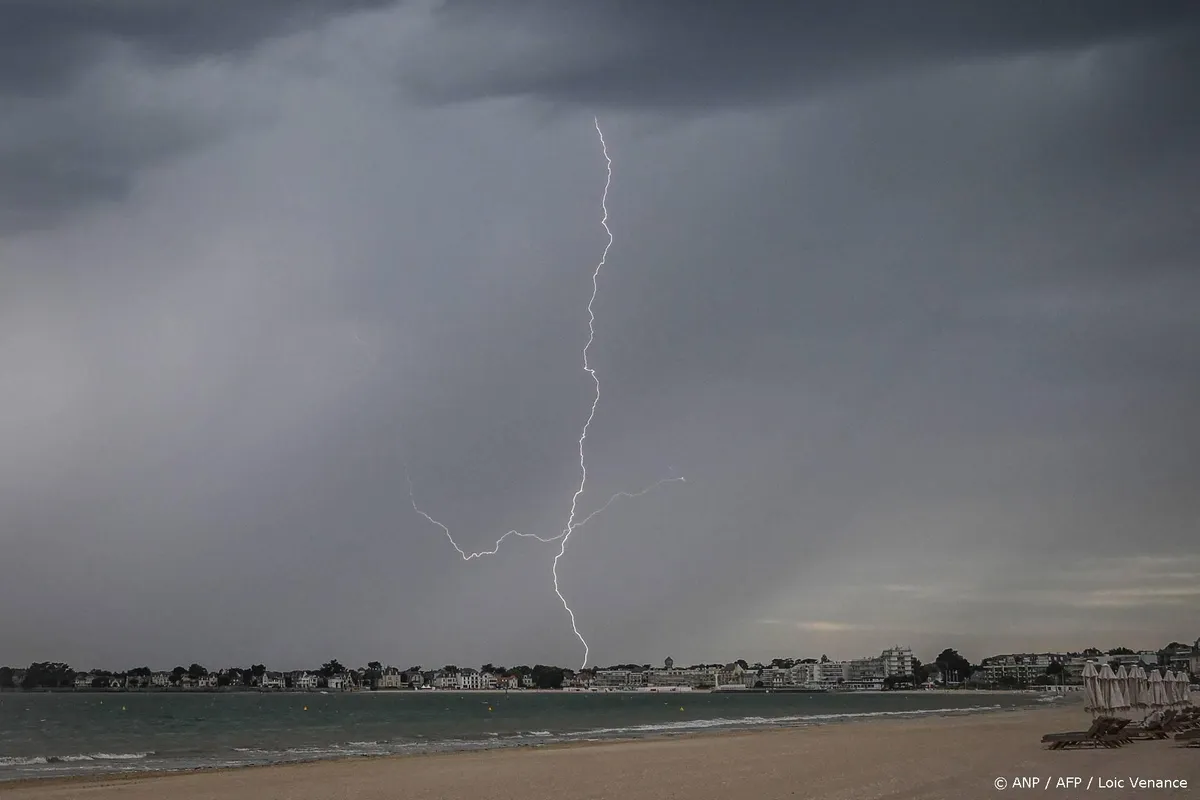 Vzhod Francije prizadelo hudo neurje: en mrtev in šest ranjenih