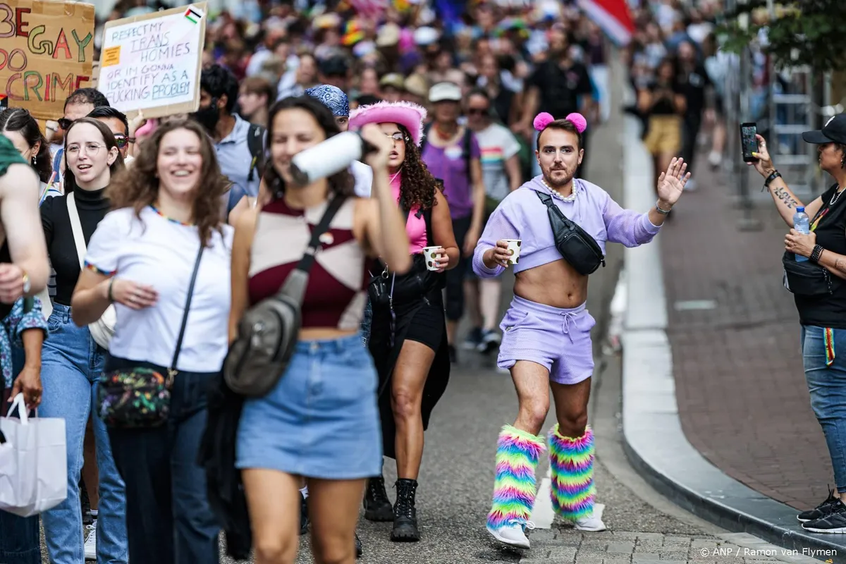 Pride March in Amsterdam begonnen met duizenden deelnemers