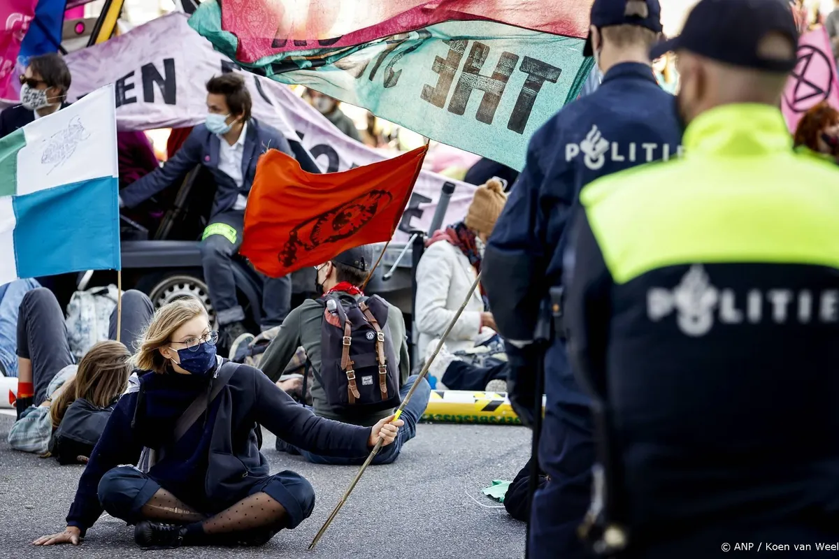 Raad: wegvoeren met bussen na XR-demo Zuidas was onrechtmatig