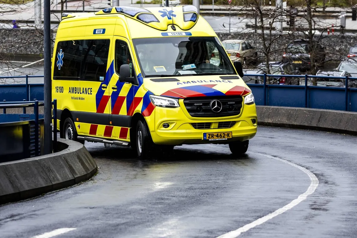 Bromfietser overleden na botsing met fietser en bus in Nijmegen
