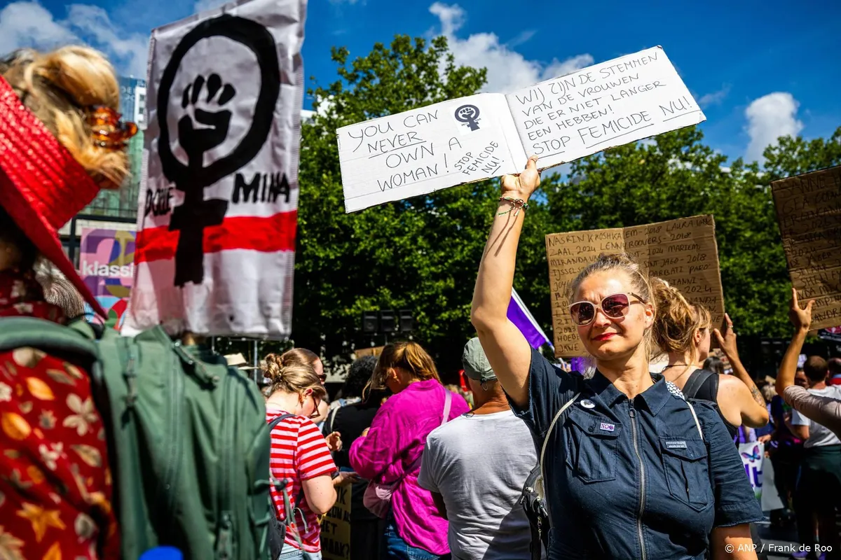 Honderden lopen mars tegen femicide in Rotterdam