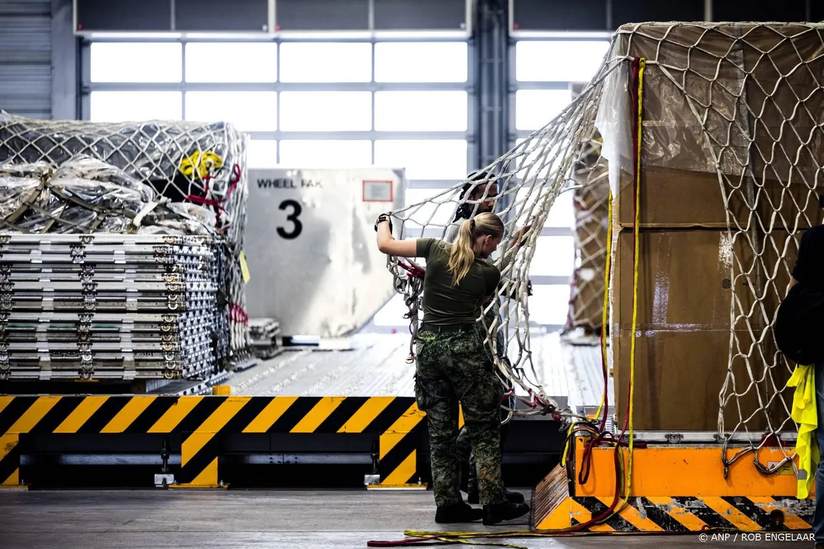 Nederlands vliegtuig gereedgemaakt voor droppings boven Gaza