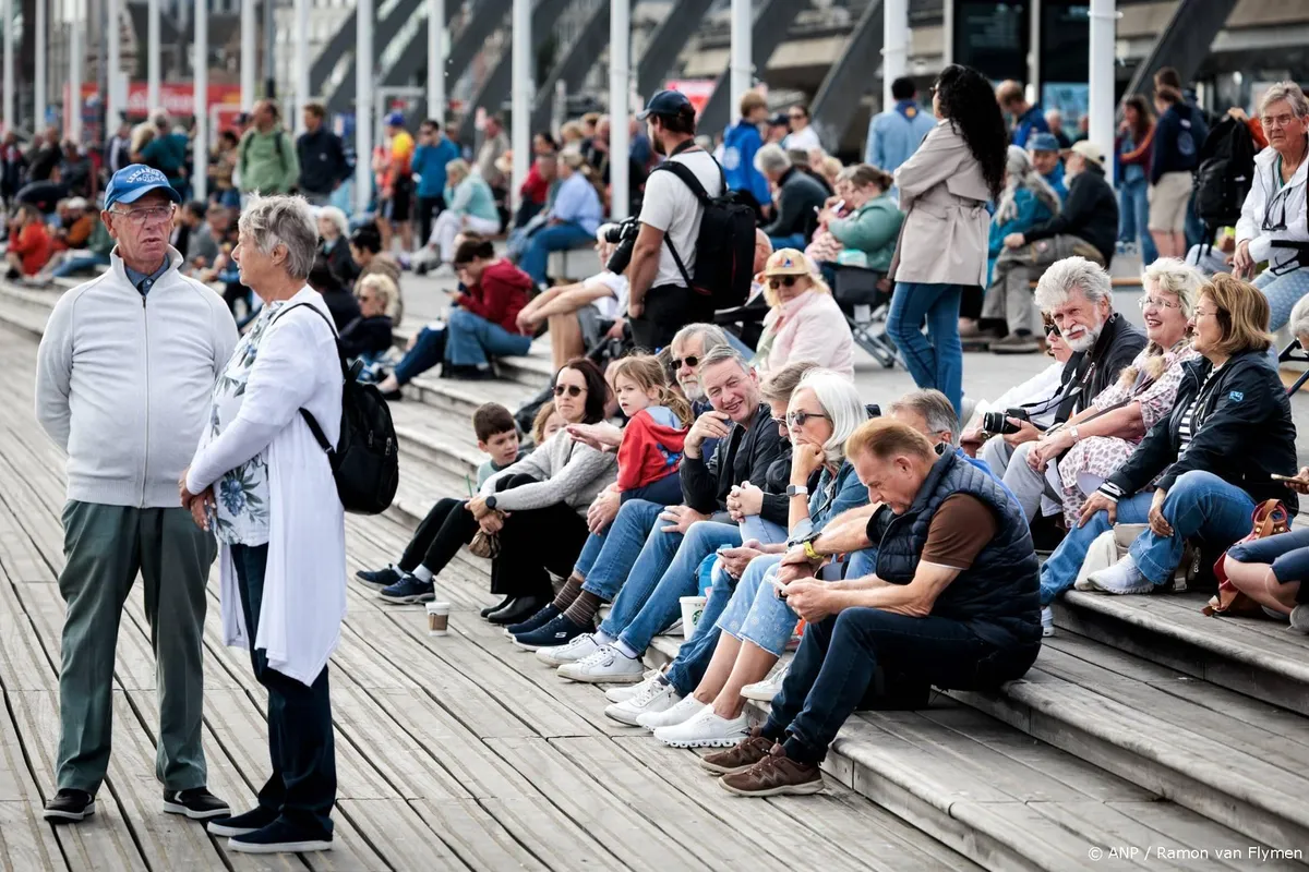 Kades langs Amsterdamse IJ lopen langzaam vol met SAIL-bezoekers