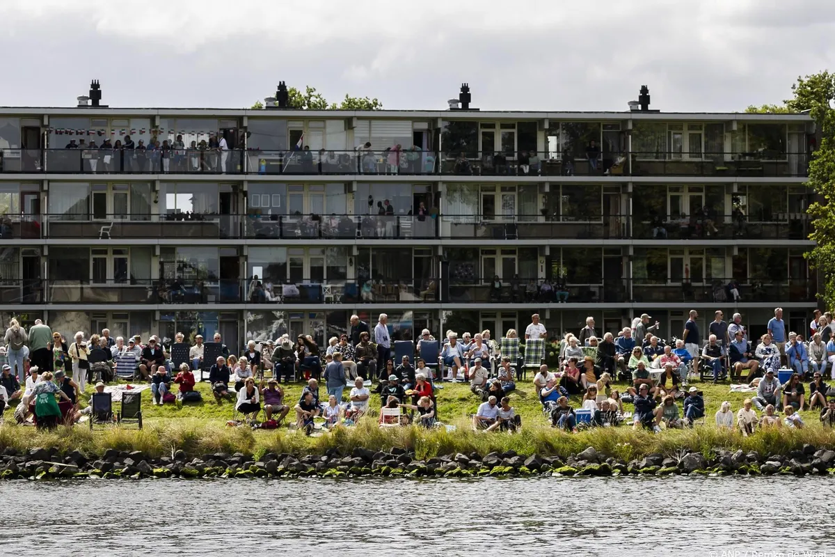 Rijendik langs IJ voor intocht SAIL Amsterdam