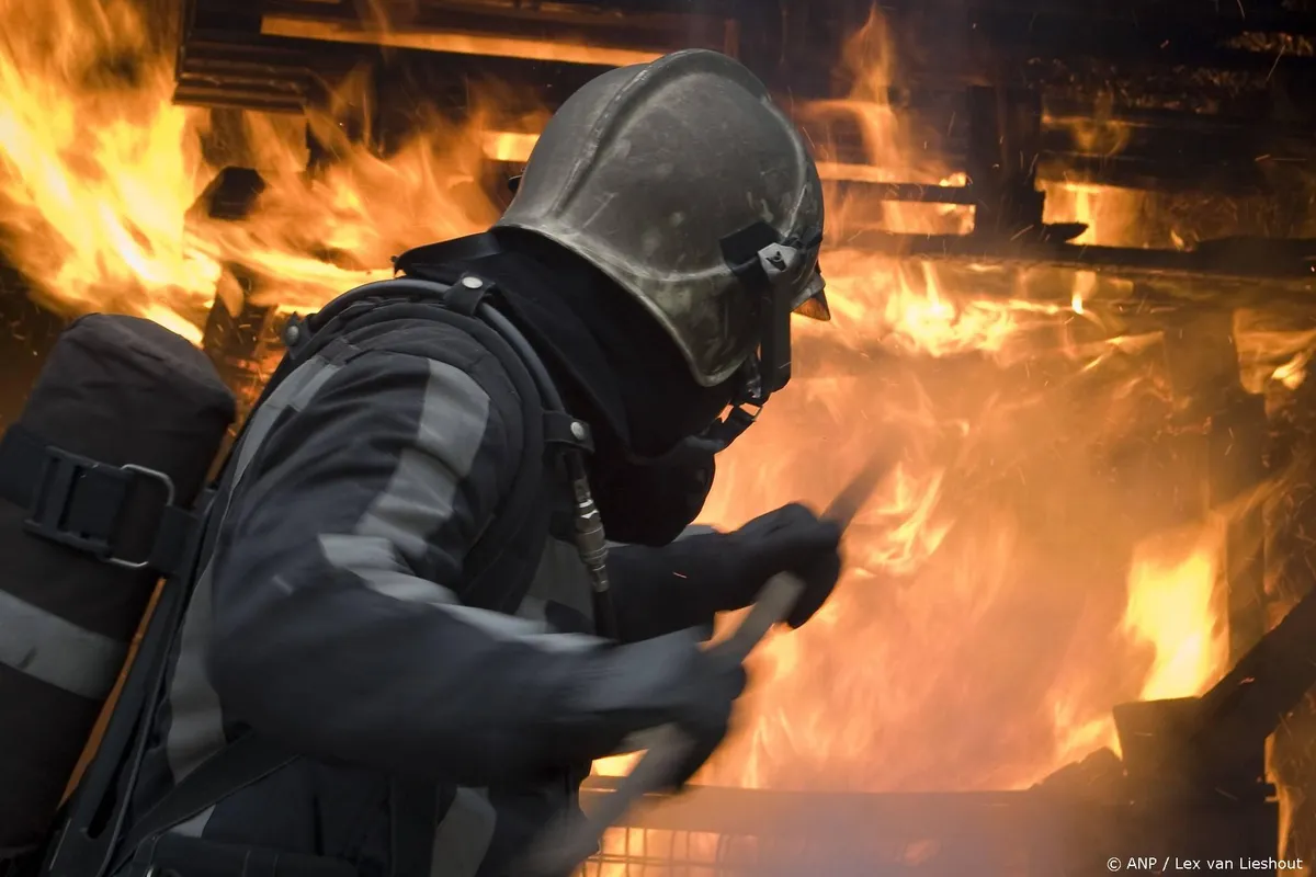 Brandweer Amsterdam redt vier mensen bij woningbrand