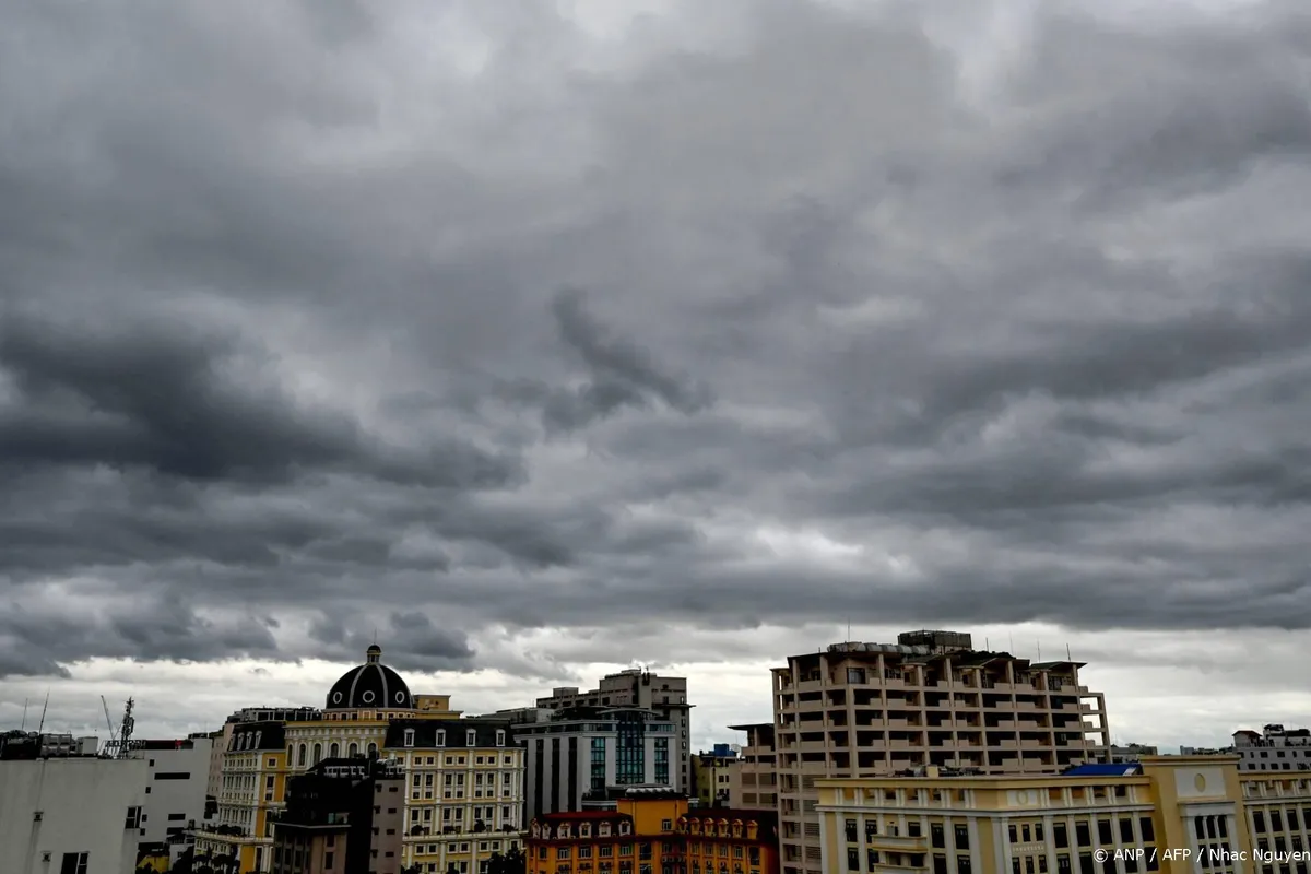 Vietnam brengt veel mensen in veiligheid om naderende tyfoon
