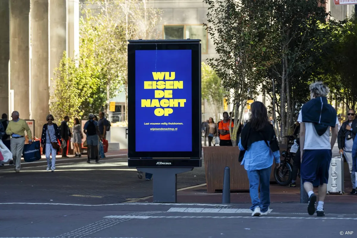 Eerste schermen met boodschap 'Wij eisen de nacht op' te zien