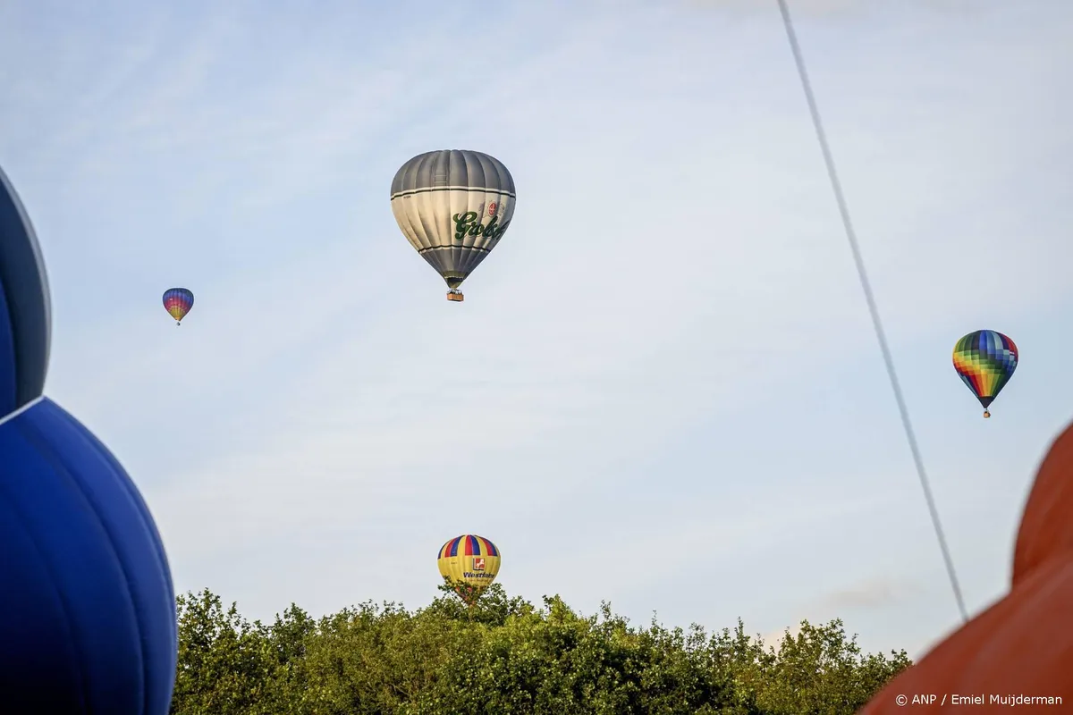 Passagier luchtballon gewond bij harde landing in weiland Veendam
