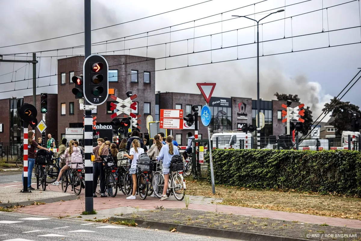 Grote brand afvalverwerker Deurne onder controle, 2 scholen dicht