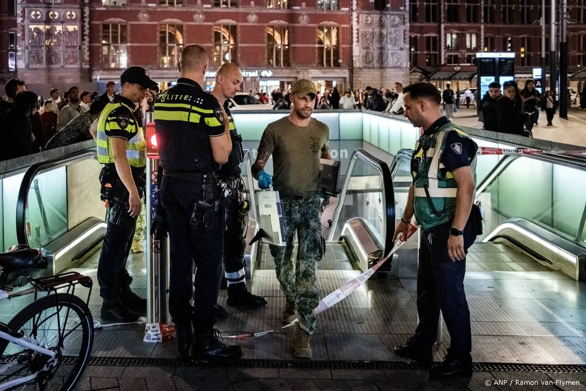 Metrostation Amsterdam Centraal weer open na vondst pakketje