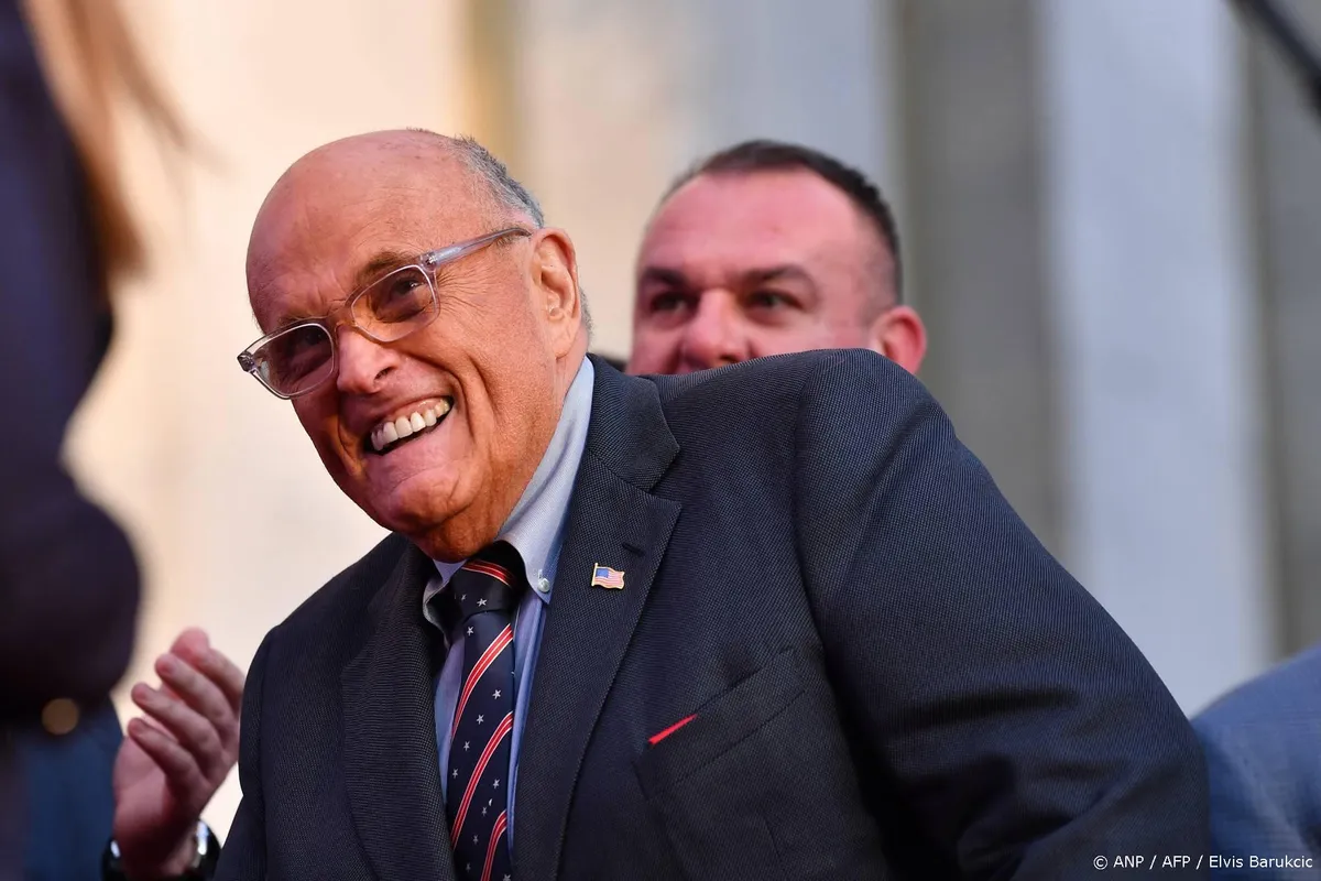 Trump geeft oud-advocaat Giuliani hoogste onderscheiding