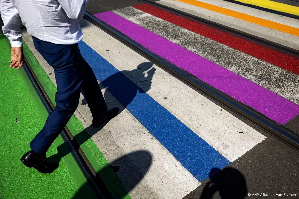 Minister Moes zegt sorry voor tweet over regenboogzebrapad