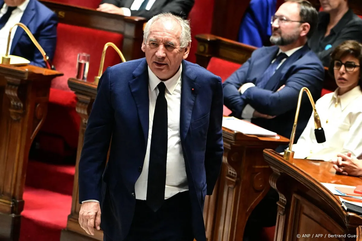 Bayrou hamert op belang bezuinigingen voor vertrouwensstemming