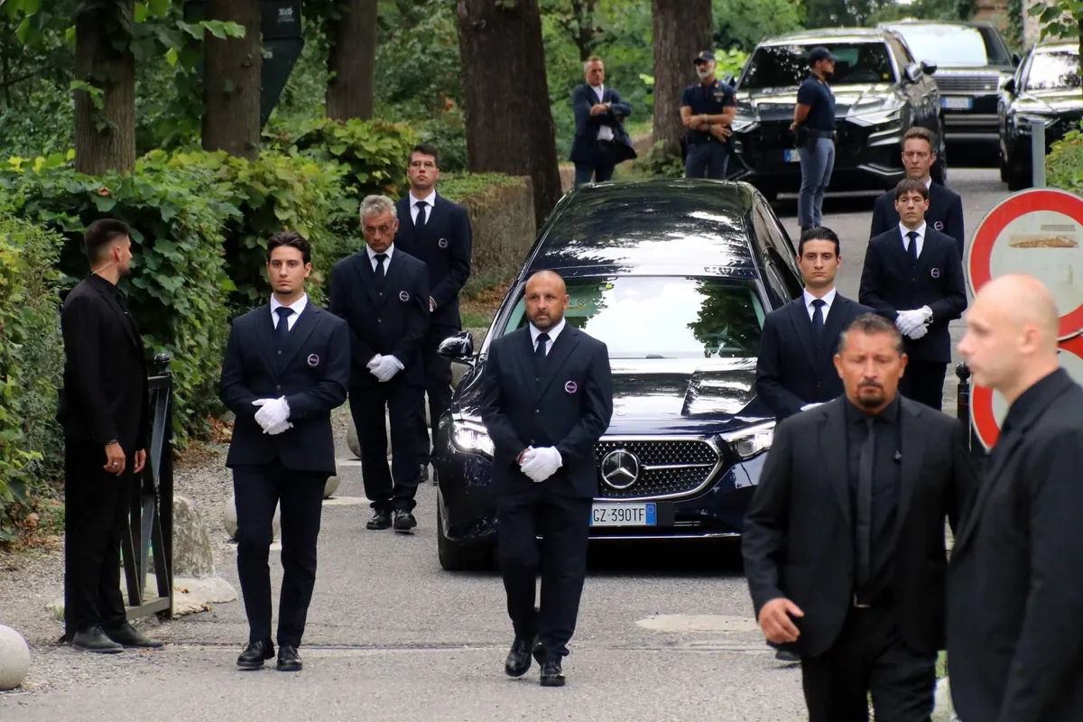 Armani in besloten kring begraven nabij geboortestad