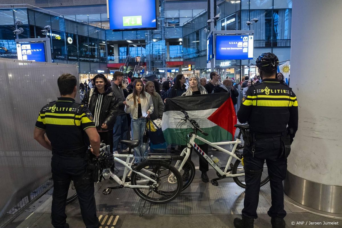 Politie ontruimt stationshal Den Haag na pro-Palestijnse actie
