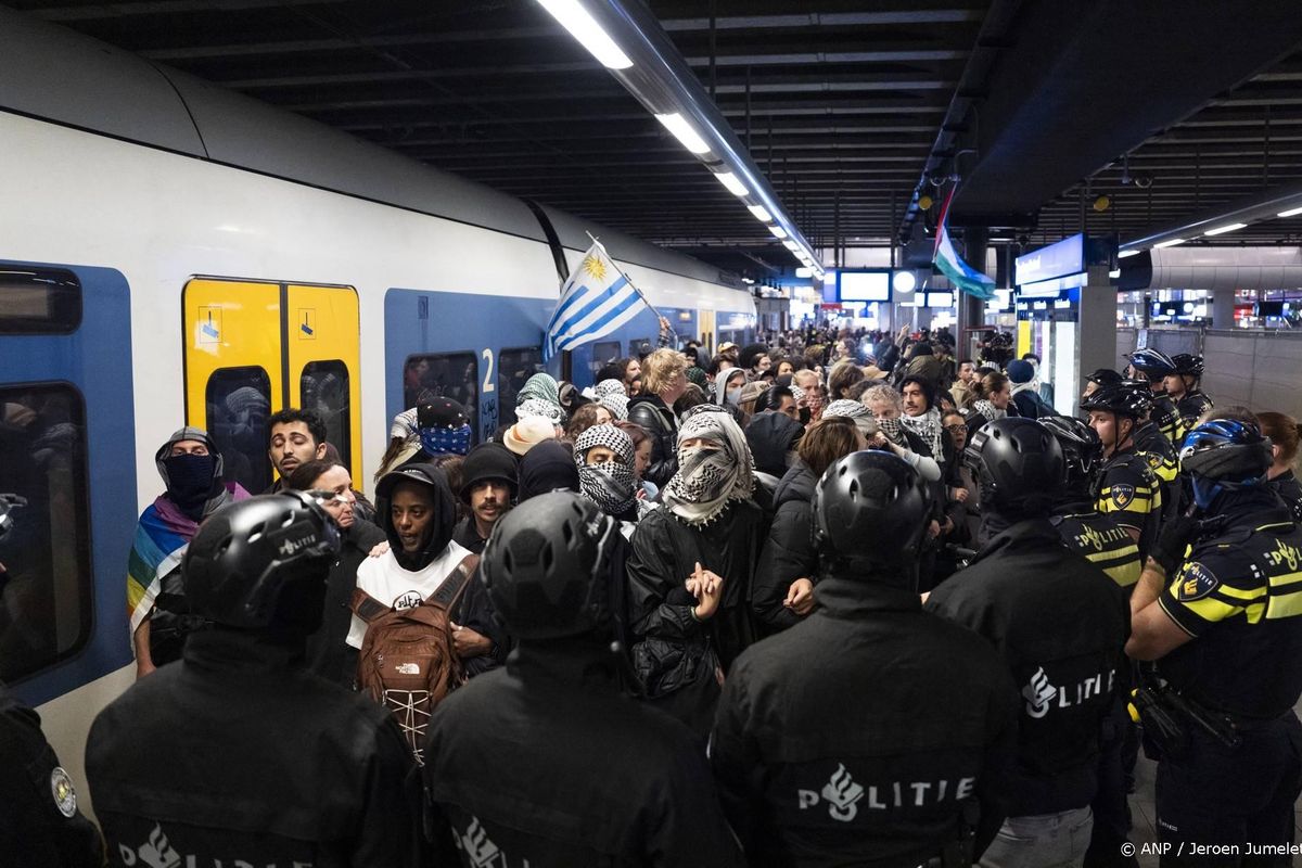 205 actievoerders aangehouden bij Den Haag Centraal