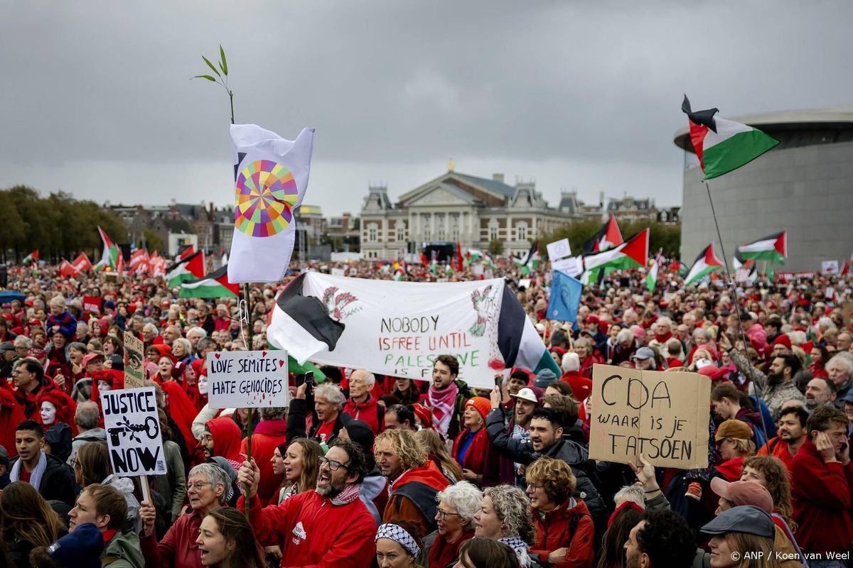 Derde Rode Lijn-protest begonnen op Museumplein in Amsterdam