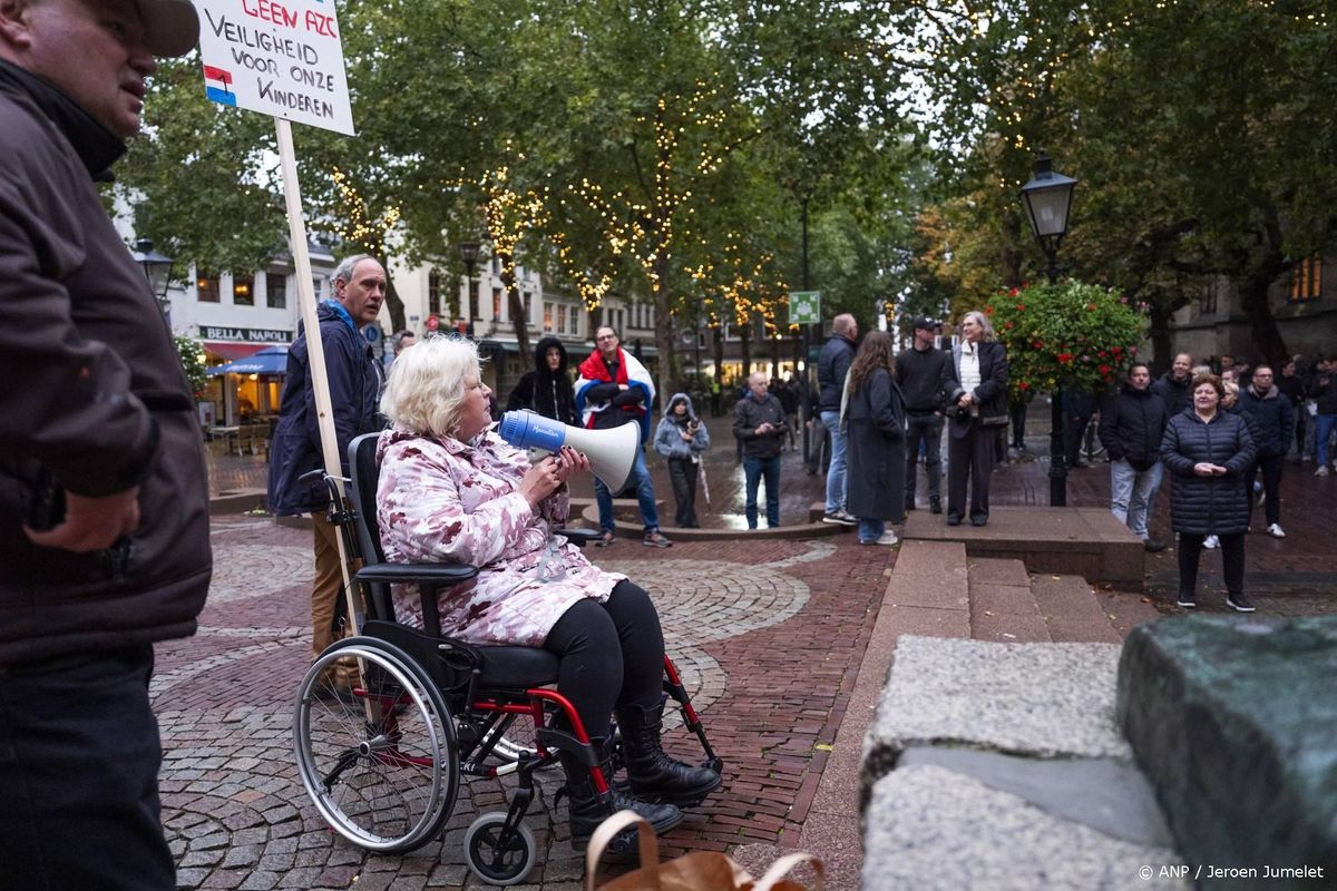 Honderden mensen bij protest in Zwolle tegen langere asielopvang