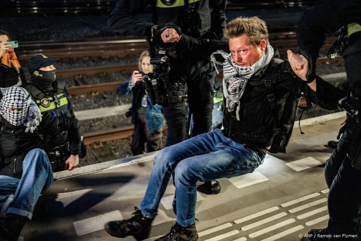Alle activisten rondom spoorblokkade Amsterdam nog vast