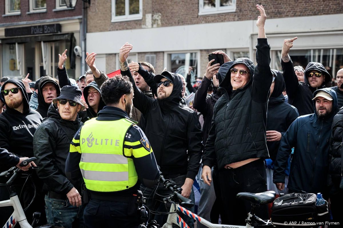 ME grijpt in bij demonstratie tegen opvang asielzoekers in Houten