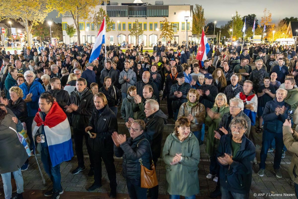 Paar honderd mensen bij protest tegen azc in Uithoorn