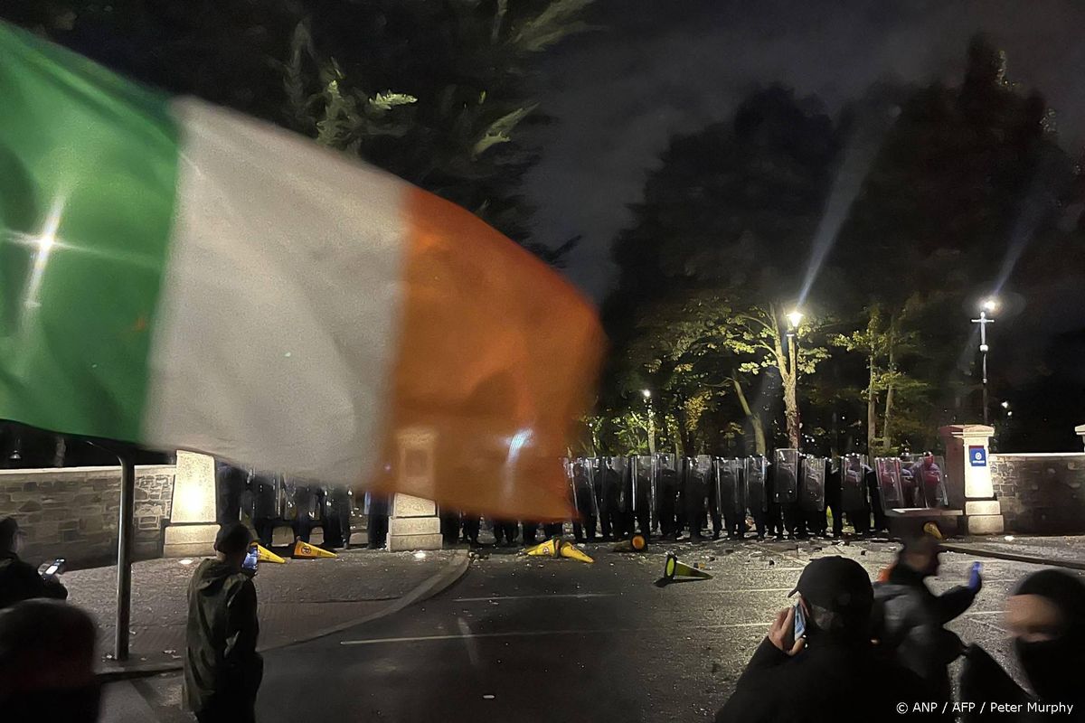 Agenten gewond en tientallen arrestaties bij onrust in Dublin