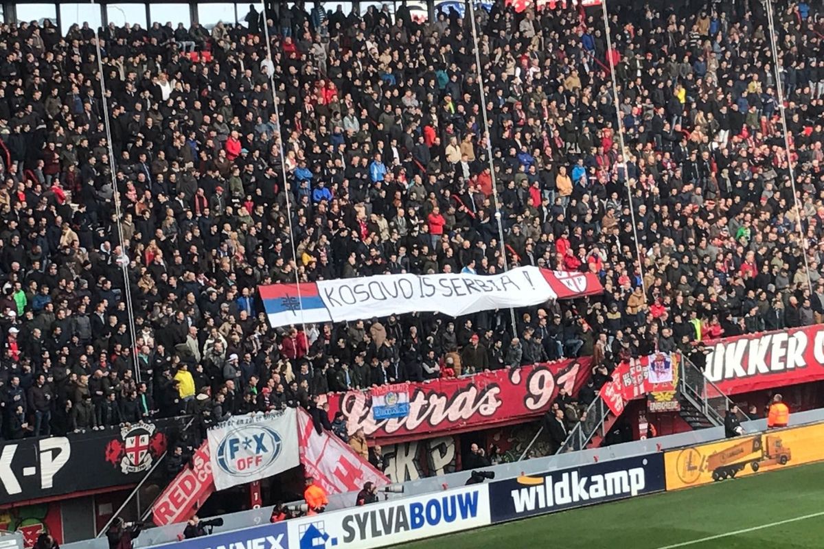 FC Twente deelt stadionverbod uit aan makers van respectloos spandoek
