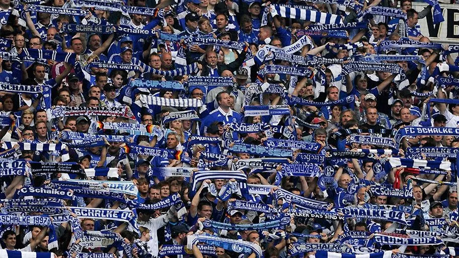 Foto: Schalke supporters reageren met groot spandoek op politie inval Vak P
