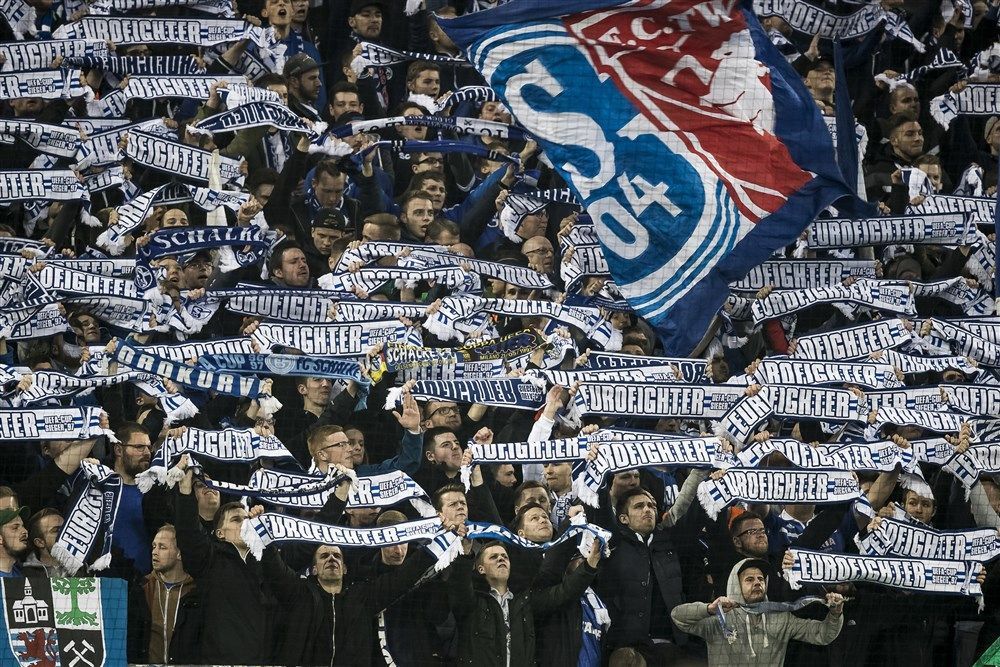 Wauw! Schalke-fans zingen 'Come on Twente Enschede' in de straten van Manchester
