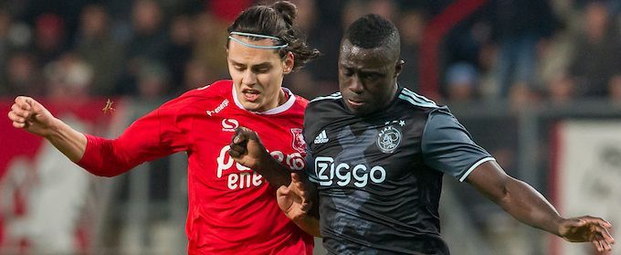 Boze Ajax-verdediger wijst FC Twente-supporters terecht