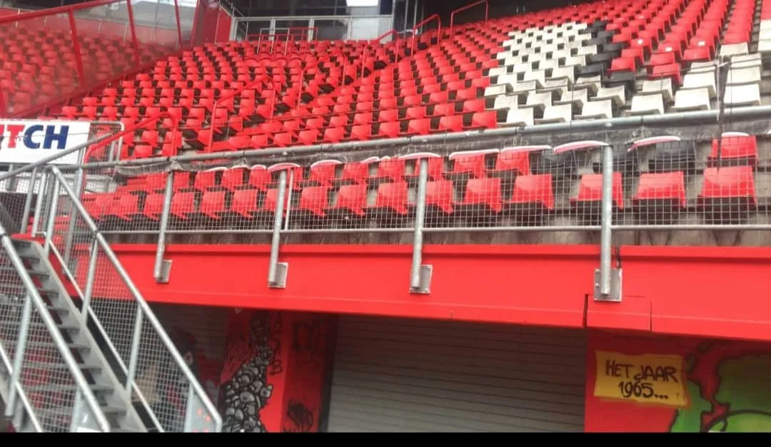 Bizar: Man en vrouw slopen spandoeken in de Grolsch Veste