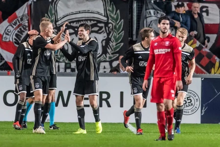 Twitterend Nederland reageert lachend op nederlaag FC Twente tegen Jong Ajax