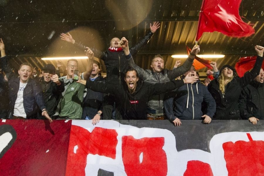 AWAYDAY: FC Twente ook in Maastricht gesteund door bomvol uitvak